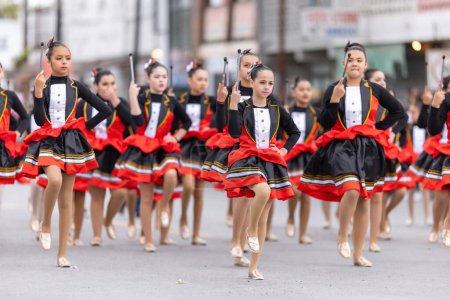 Téléchargez les photos : Valle Hermoso, Tamaulipas, Mexique - 18 mars 2023 : Défilé d'anniversaire de la ville, pom-pom girls de l'école primaire 18 de Marzo se produisant au défilé - en image libre de droit