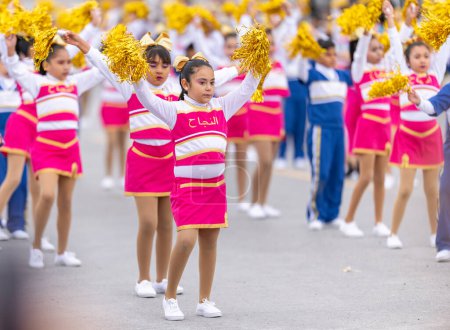 Téléchargez les photos : Valle Hermoso, Tamaulipas, Mexique - 18 mars 2023 : Défilé d'anniversaire de la ville, pom-pom girls de l'école primaire Heroe De Nacozari se produisant au défilé - en image libre de droit