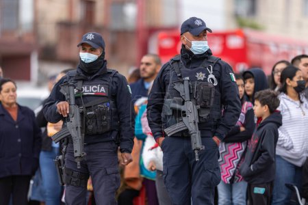Téléchargez les photos : Valle Hermoso, Tamaulipas, Mexique - 18 mars 2023 : Défilé d'anniversaire de la ville, Des membres de la police d'État veillent pendant le défilé - en image libre de droit