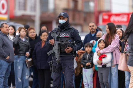 Téléchargez les photos : Valle Hermoso, Tamaulipas, Mexique - 18 mars 2023 : Défilé d'anniversaire de la ville, Des membres de la police d'État veillent pendant le défilé - en image libre de droit