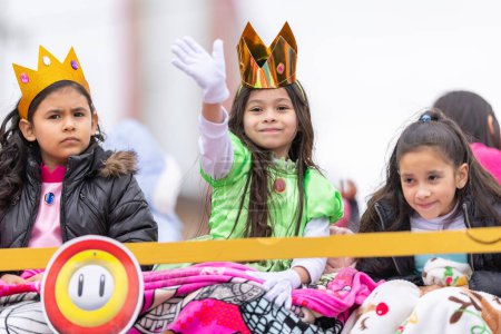 Téléchargez les photos : Valle Hermoso, Tamaulipas, Mexique - mars 18, 2023 : Parade d'anniversaire de la ville, Les enfants se déguisent en personnages de Mario Bros de l'école primaire Valle Hermoso chevauchant un char au défilé - en image libre de droit