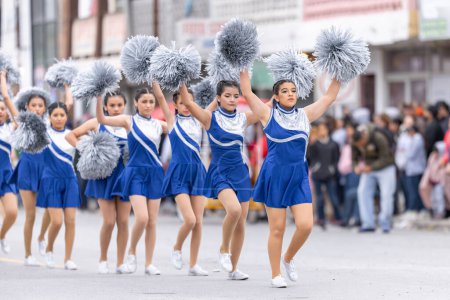 Téléchargez les photos : Valle Hermoso, Tamaulipas, Mexique - 18 mars 2023 : Parade d'anniversaire de la ville, pom-pom girls du Lic. Adolfo Lopez Mateos collège performer à la parade - en image libre de droit