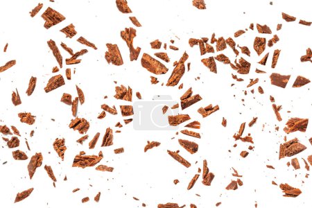 Foto de Chocolate roto agrietado aislado sobre fondo blanco. Piezas de chips de chocolate amargo oscuro Vista superior. Puesta plana - Imagen libre de derechos