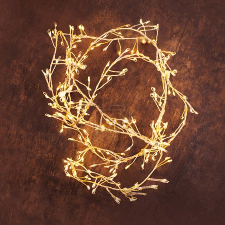 Foto de Luces de Navidad sobre fondo de madera de adark. Decoraciones de Navidad dorada brillan - Imagen libre de derechos