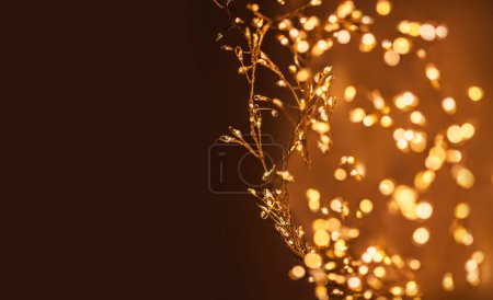 Téléchargez les photos : Christmas golden lights Background. Abstract twinkled bright bokeh defocused light - en image libre de droit