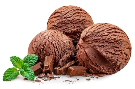 Téléchargez les photos : Boules de crème glacée au chocolat isolées sur fond blanc. Glace au chocolat avec feuille de menthe en gros plan. Collecte - en image libre de droit