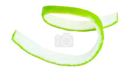 Téléchargez les photos : Peau de citron vert isolée sur fond blanc. Fruits à la lime pelés torsion proche u - en image libre de droit