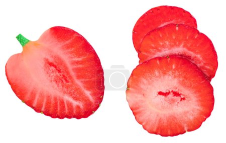 Foto de Jugosa fruta de fresa con medio rebanado aislado sobre fondo blanco. Vista superior. Puesta plana - Imagen libre de derechos
