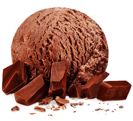 Téléchargez les photos : Boule de glace au chocolat noir isolée sur fond blanc. Pièces de chocolat proche u - en image libre de droit