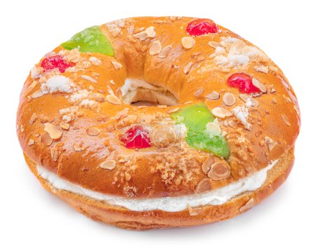 Téléchargez les photos : Roscon de Reyes isolé sur fond blanc. Dessert espagnol de trois rois gâteau mangé sur l'épiphanie da - en image libre de droit