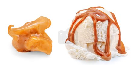 Téléchargez les photos : Glace au caramel avec morceaux de caramel au caramel isolés sur fond blanc. Mise en page créative de la crème glacée - en image libre de droit