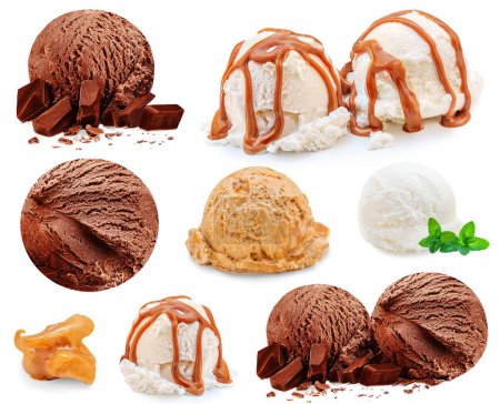 Téléchargez les photos : Ensemble de boules de crème glacée de différentes saveurs isolées sur fond blanc. Modèle. Mise en page créative de la collection de glaces - en image libre de droit