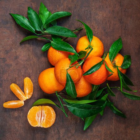 Téléchargez les photos : Oranges mandarines fraîches ou mandarines avec feuilles sur table rustique en bois, vue sur le dessus. Pose plate - en image libre de droit