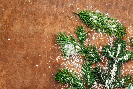 Téléchargez les photos : Fond en bois de Noël avec sapin des neiges. Carte de Noël avec copie spac - en image libre de droit