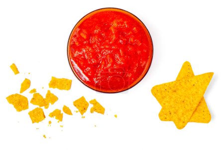 Téléchargez les photos : Croustilles de nachos avec sauce salsa isolées sur fond blanc. Chips salés et miettes Vue de dessus. Pose plate - en image libre de droit