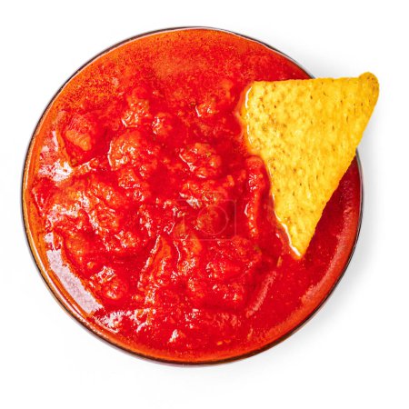 Téléchargez les photos : Croustilles de maïs mexicain Nachos avec sauce salsa isolées sur fond blanc. - en image libre de droit