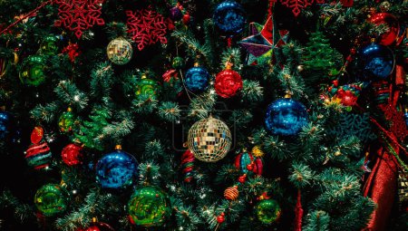 Téléchargez les photos : Arbre de Noël avec décoration, boules et lumières scintillantes lumineuses. Bokeh guirlandes papier peint. Concept Nouvel An - en image libre de droit