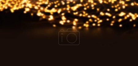 Foto de Luces vintage brillantes sobre un fondo oscuro. Luces de guirnalda de oro desenfocadas para Navidad - Imagen libre de derechos