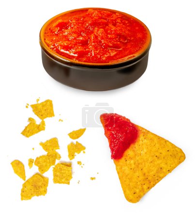 Téléchargez les photos : Croustilles de nachos avec sauce salsa isolées sur fond blanc. Croustilles salées avec miettes Vue de dessus. Pose plate - en image libre de droit