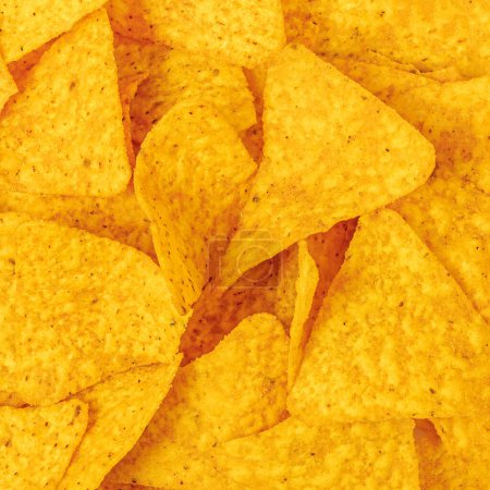 Téléchargez les photos : Tas de nachos mexicains ou tortilla chips texture fond. Cuisine mexicaine traditionnelle Vue de dessus. Motif - en image libre de droit