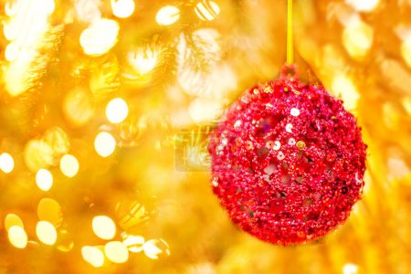 Téléchargez les photos : Lumières déconcentrées de Noël. Fond rouge. Noël et Nouvel An vacances wallpape - en image libre de droit