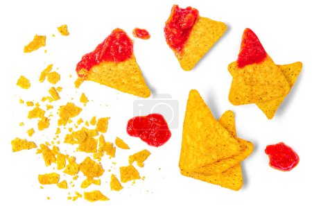 Téléchargez les photos : Croustilles de maïs nachos et sauce salsa isolées sur fond blanc, vue de dessus. Pose plate. Layou créatif - en image libre de droit