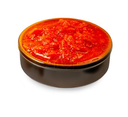 Téléchargez les photos : Salsa de tomates dans un bocal d'argile. Sauce tomate épicée maison avec froid. Trempette de salsa fraîche. Foo mexicain traditionnel - en image libre de droit