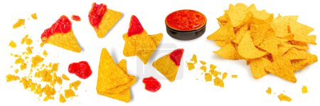 Téléchargez les photos : Croustilles de maïs nachos et sauce salsa isolées sur fond blanc, vue de dessus. Pose plate. Layou créatif - en image libre de droit