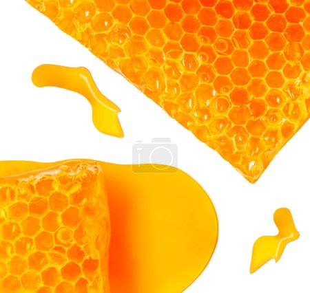 Foto de Peine de abeja con manchas de jarabe de miel aisladas sobre fondo blanco. HoneyFlat lay. Concepto alimenticio - Imagen libre de derechos