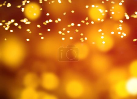 Téléchargez les photos : Fond de Noël scintillant avec des lumières Bokeh dorées. Modèle déconcentré de Noël - en image libre de droit