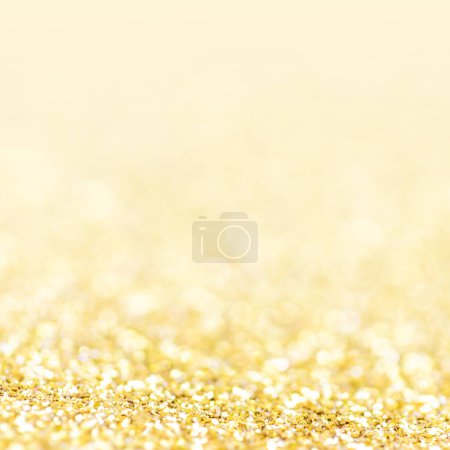 Foto de Luces doradas Fondo de Navidad abstracto. Polvo de oro brillante mágico. Vacaciones Año Nuevo Glitter Desenfocado Fondo - Imagen libre de derechos