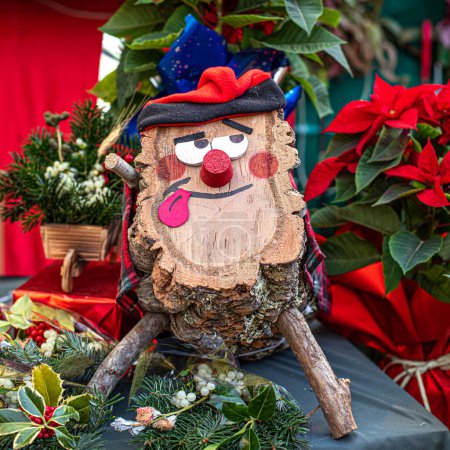 Téléchargez les photos : Caga Tio de Nadal, un jouet de Noël typique en Catalogne, Espagne. Caractère traditionnel sur une marke de Noël - en image libre de droit