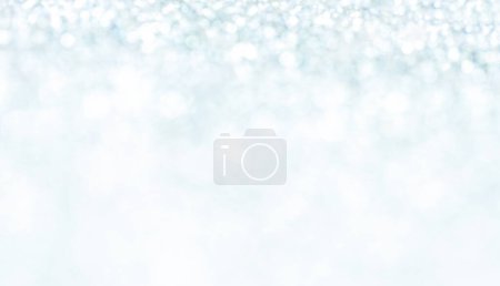 Téléchargez les photos : Lumières argentées Fond abstrait de Noël. Magie brillante poussière blanche. Vacances Nouvel An paillettes déconcentré Backgroun - en image libre de droit