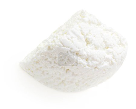 Foto de Queso de cabaña aislado sobre fondo blanco primer plano. Queso cottage o queso feta granulado fresco para el diseño del paquete - Imagen libre de derechos