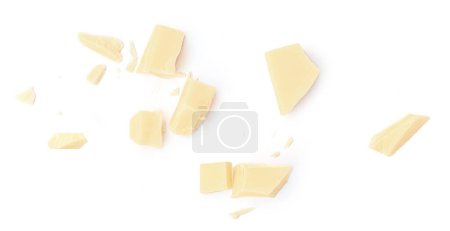 Téléchargez les photos : Chocolat au lait isolé sur fond blanc. Broken beige Chocolat morceaux vue de dessus - en image libre de droit