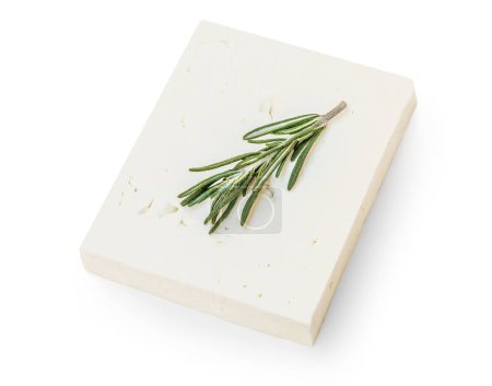 Foto de Queso feta sobre fondo blanco aislado, vista superior. Fesh bloque de queso feta griego con hierbas de romero cerrar u - Imagen libre de derechos