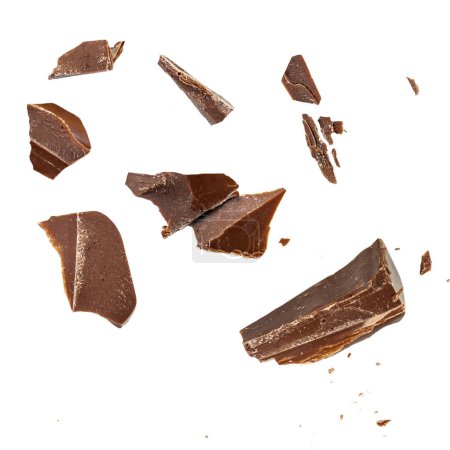 Foto de Chocolate roto en pedazos en el aire aislado sobre un fondo blanco. Leche explosión de chocolate negro, pedazos rompiendo sobre fondo blanco cerca u - Imagen libre de derechos