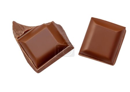 Téléchargez les photos : Chocolat cassé. Morceaux de chocolat isolés. Cubes de morceaux de barres de chocolat au lait - en image libre de droit