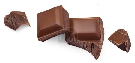 Foto de Chocolate roto. Piezas de chocolate aisladas. Cubos de chocolate con leche trozos de barra - Imagen libre de derechos