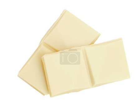 Téléchargez les photos : Pièces de barre de chocolat blanc isolé sur fond blanc. Chocolat au lait vue du dessus. Pose plate. Élément de conception du paquet - en image libre de droit