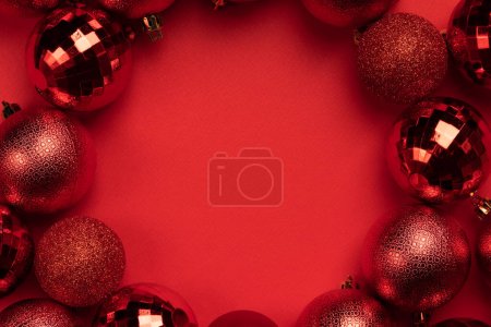 Foto de Marco del círculo de adornos de bolas de Navidad rojo bauble sobre fondo rojo con espacio de copia - Imagen libre de derechos