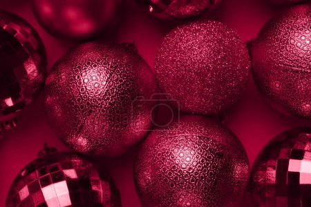 Tarjeta de Navidad con bolas viva magenta glitter bauble sobre fondo rojo carmín