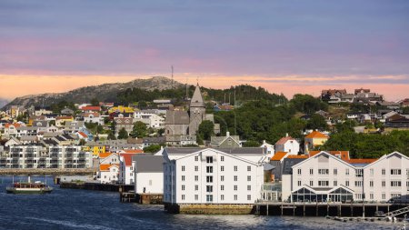 Foto de Panorama of Norwegian town Kristiansund during sunset - Imagen libre de derechos