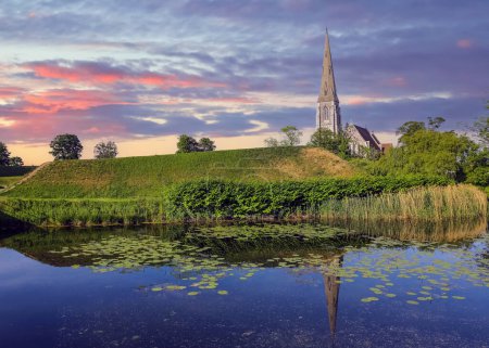 Téléchargez les photos : Eglise Saint-Alban reflétant dans l'étang dans le parc Churchill, Copenhague - en image libre de droit