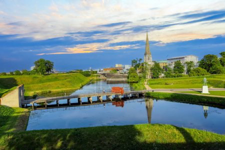 Téléchargez les photos : Eglise Saint-Alban reflétant dans l'étang dans le parc Churchill, Copenhague - en image libre de droit