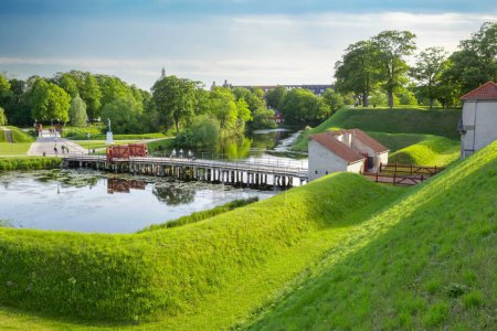 Téléchargez les photos : Étang et pont dans le parc Churchill, Copenhague - en image libre de droit