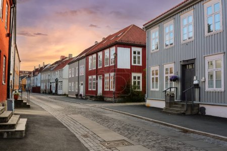 Téléchargez les photos : Bakklandet is the idillic neighbourhood on the east side of the river Nidelva in Trondheim, the charming mixture of narrow streets, old houses and shops. - en image libre de droit