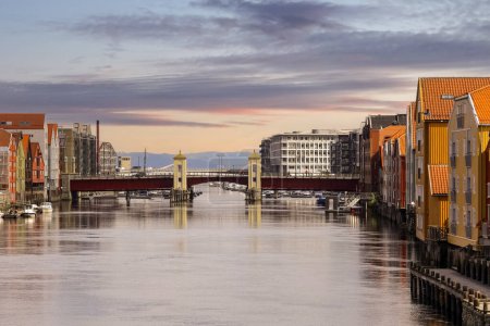 Téléchargez les photos : Sunset in Trondheim, view of the river Nidelva and the bridge Bakkeblu - en image libre de droit