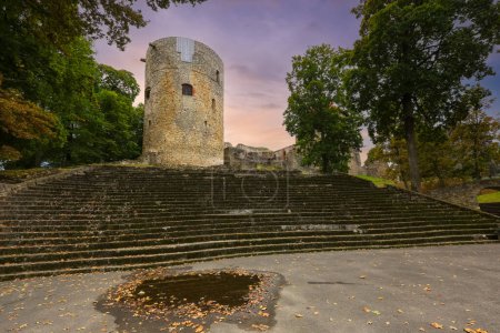 Foto de Cesis Latvia 09/25/2022 Autumn park and abandoned medieval castle in the town Cesis which has 800 years history and one of the mest well-preserved old town in Europe. - Imagen libre de derechos