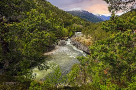 Téléchargez les photos : La cascade Slettafossen est une cascade sur la rivière Rauma située à Romsdalen, Moere et Romsdal, en Norvège. - en image libre de droit
